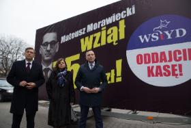Inauguracja kampanii banerowej PO „Konwój wstydu”, od lewej: Mariusz Witczak, Izabela Leszczyna i Krzysztof Brejza.