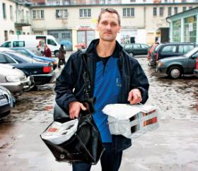 Wyrzucony z Poczty Polskiej związkowiec Zbigniew Trochimiak.