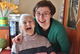 Janina Piekarska, ur. w 1926r. w Żyrardowie, pracownik oświaty - z Agnieszką Leniarską w DPS.