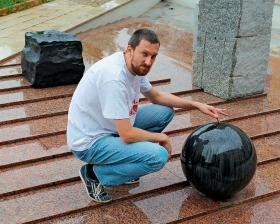 Dr Piotr Niemiec, adiunkt w Katadrze Analizy Funkcjonalnej  Wydziału Matematyki  i Informatyki na Uniwersytecie Jagiellońskim.