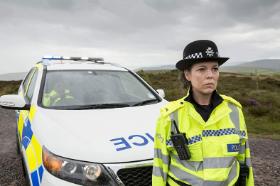 Jako przeżywająca tragedię policjantka Ellie Miller w „Broadchurch”.