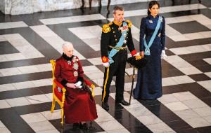 Abdykująca królowa Małgorzata oraz przejmujący władzę jej syn Frederik z żoną Mary Donaldson.