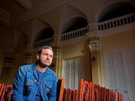 Psycholog Łukasz Paczkowski w sali kinowej