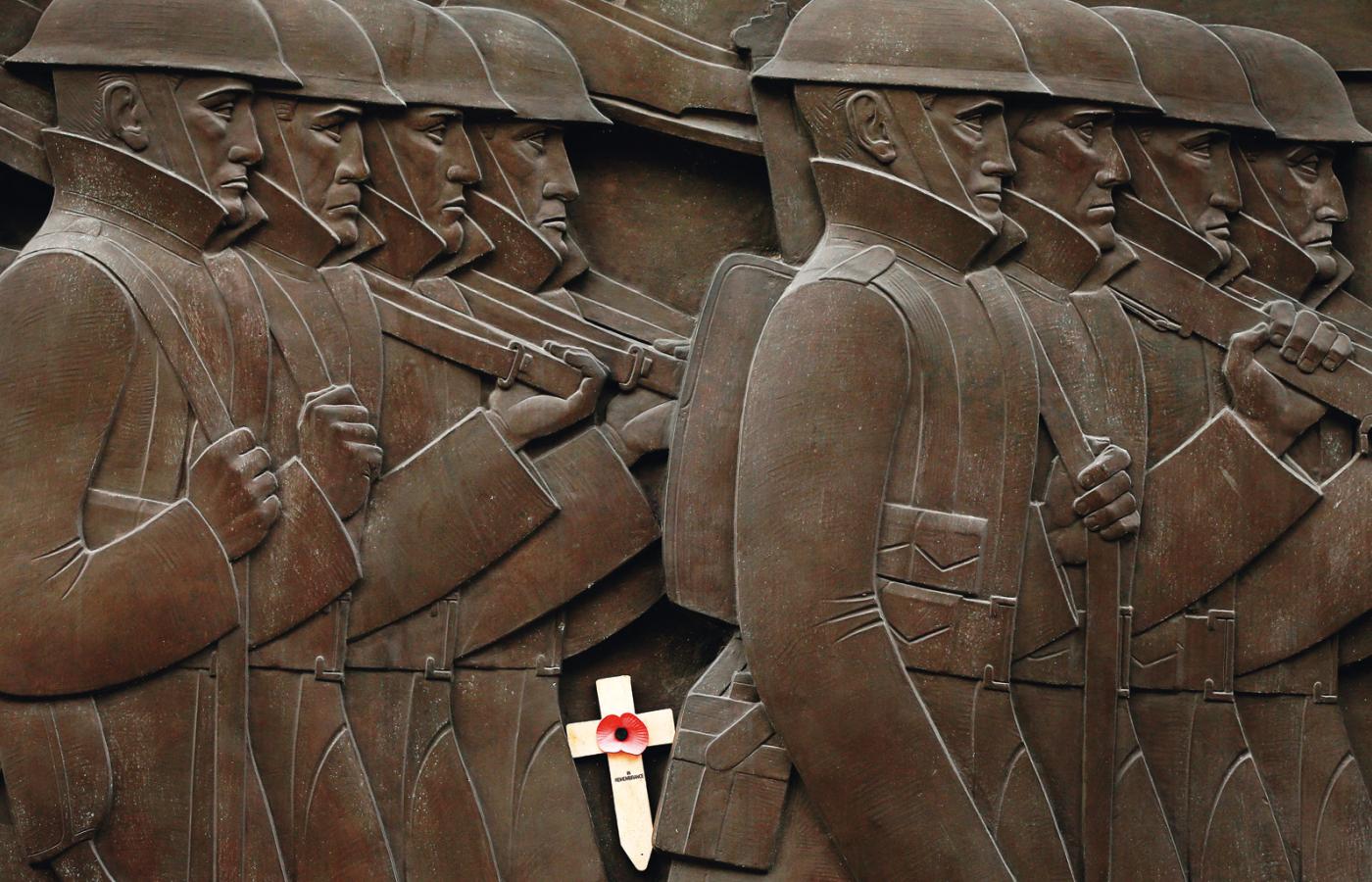 Krzyż pamięci z papierowym kwiatem maku na pomniku żołnierzy poległych w I wojnie światowej, Liverpool, Anglia.
