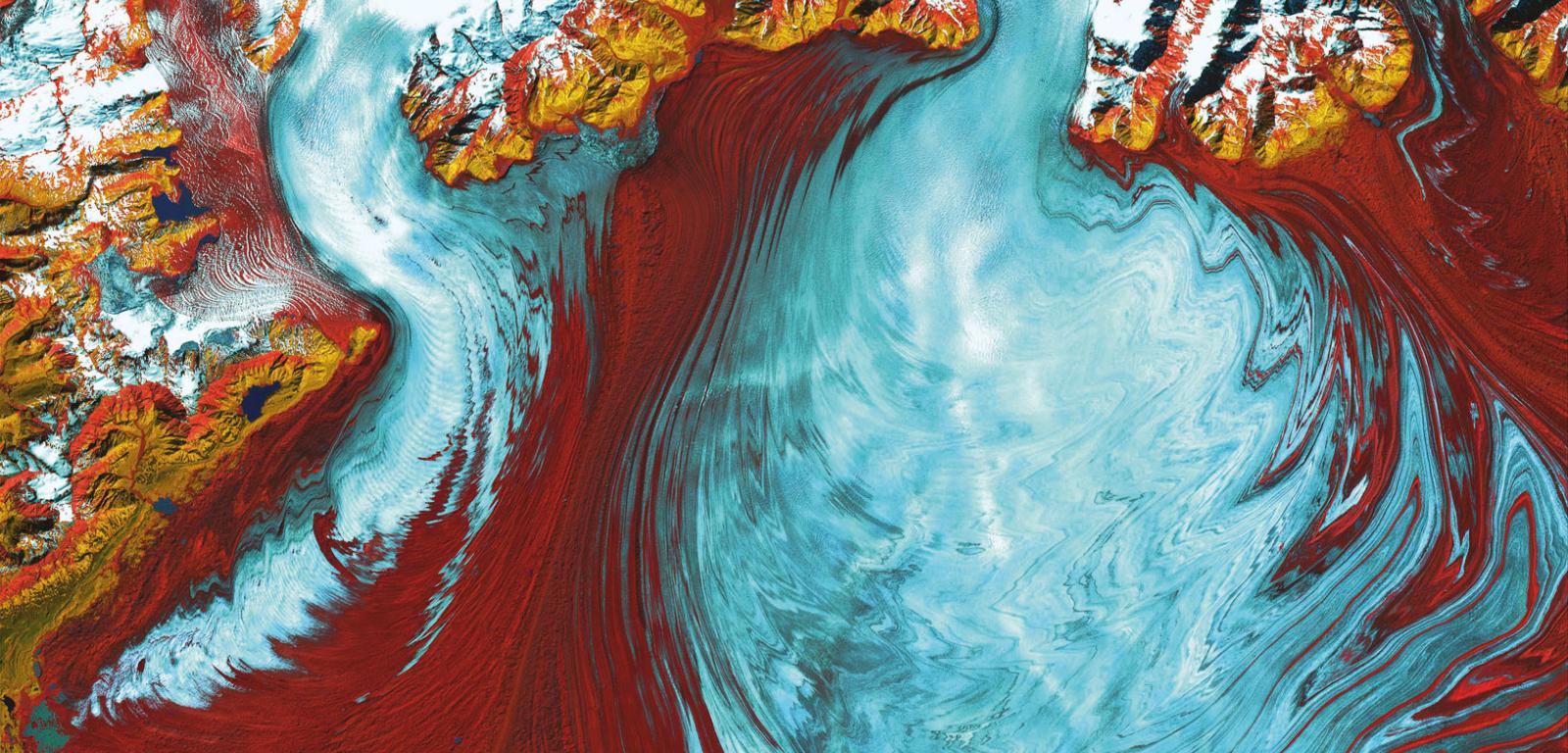 Lodowiec Malaspina spływający z gór Alaski do Pacyfiku, sfotografowany 1 sierpnia 2000 r. przez sondę Landsat 7 w zakresie fal podczerwonych oraz światła zielonego. Barwy zafałszowane – czerwony oznacza roślinność. Niebieski to lód.