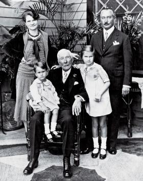 John D. Rockefeller z wnuczką i jej rodziną (ok. 1930 r.). Najbogatszy krezus wszech czasów – jego majatek byłby dziś wart 320 mld dol.