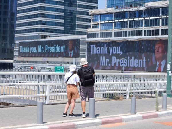 Baner z podziękowaniem dla Donalda Trumpa. Tel Awiw, 22 czerwca 2025 r.
