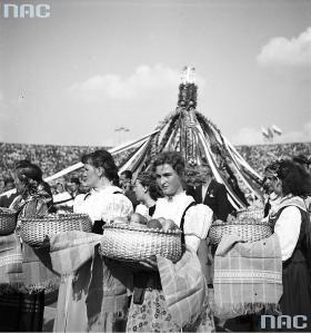 Stadion powstał na X-lecie peerelu i to tu właśnie władze najchętniej obchodziły swoje święta, m.in. centralne dożynki - imprezę dla nas już egzotyczną. 1958 r.