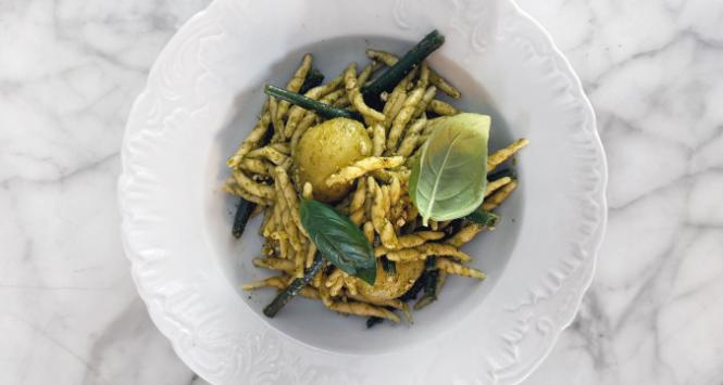 Prawdziwe genueńskie pesto podaje się
z makaronem, młodymi ziemniakami i fasolką szparagową.