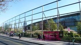 Muzeum Sztuki Pierwotnej od strony ogrodu. Ekran izoluje od miejskiego zgiełku  i zaprasza do zwiedzania.