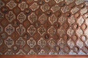 Pułtusk, kolebkowe renesansowe sklepienie miejscowej kolegiaty z XV w., z dekoracją kasetonową.