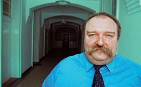 Marek Gajos – ur. w 1954 r. W latach 1990–2008 dyrektor Zakładu Karnego w Wołowie.