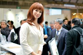 Humanoidalny robot firmy Kokoro na międzynarodowej wystawie w Tokio. Takie maszyny wkrótce będą masowo pracować w recepcjach medycznych, hotelach i kawiarniach.