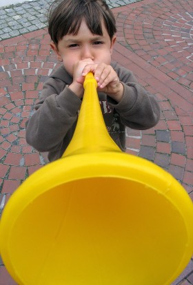 PLASTKIKOWA TRĄBKA była przebojem lata 2004. Zapomnieliśmy o niej szybko, aż do mistrzostw świata w RPA, gdzie jej większa siostra „wuwuzela” ogłuszała kibiców, gości spoza Afryki.