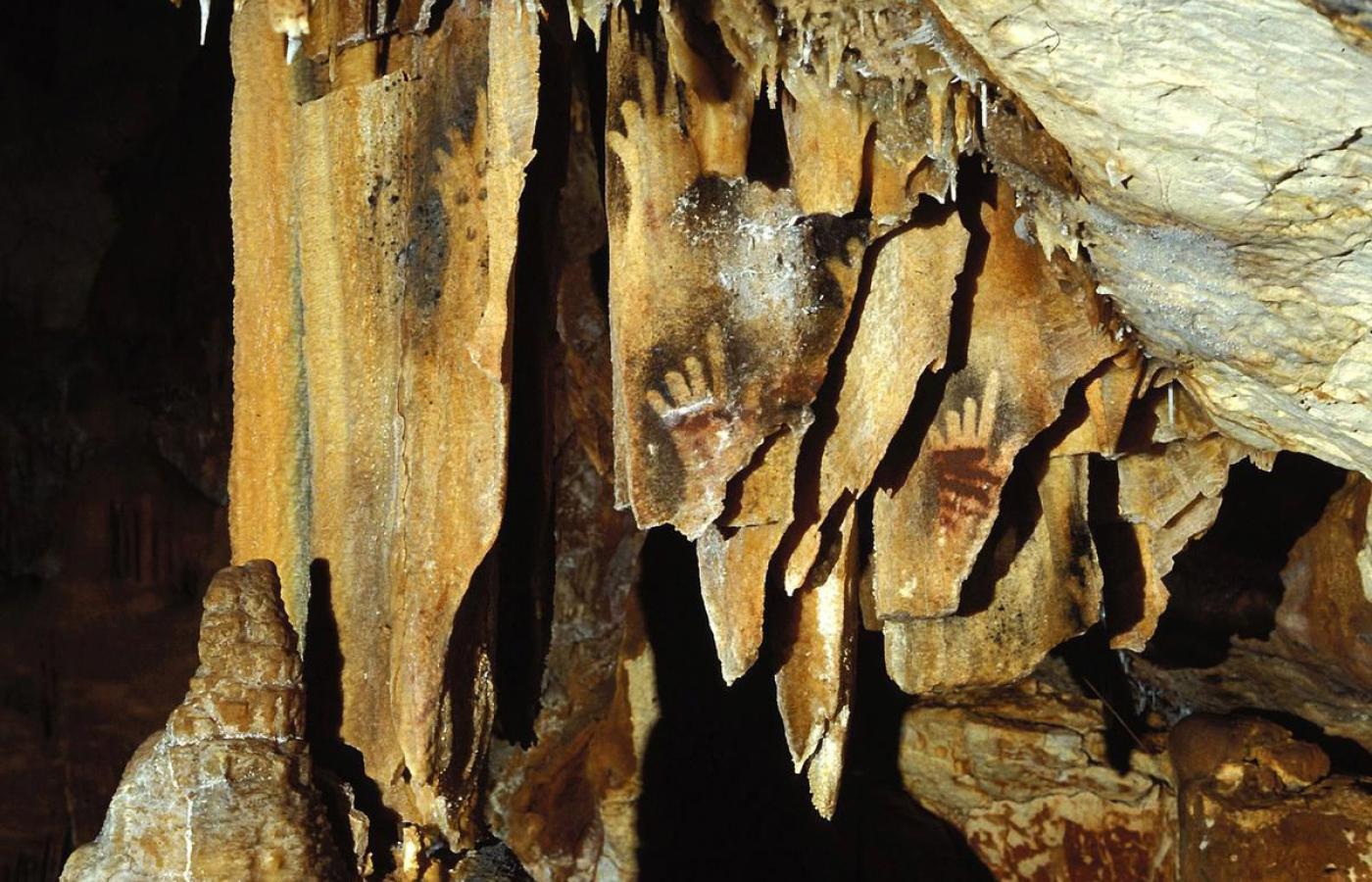 Odbicia dłoni znalezione we francuskiej jaskini Cosquer Cave w Calanque de Morgiou
