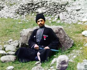 Sunnita w tradycyjnym stroju i nakryciu głowy.