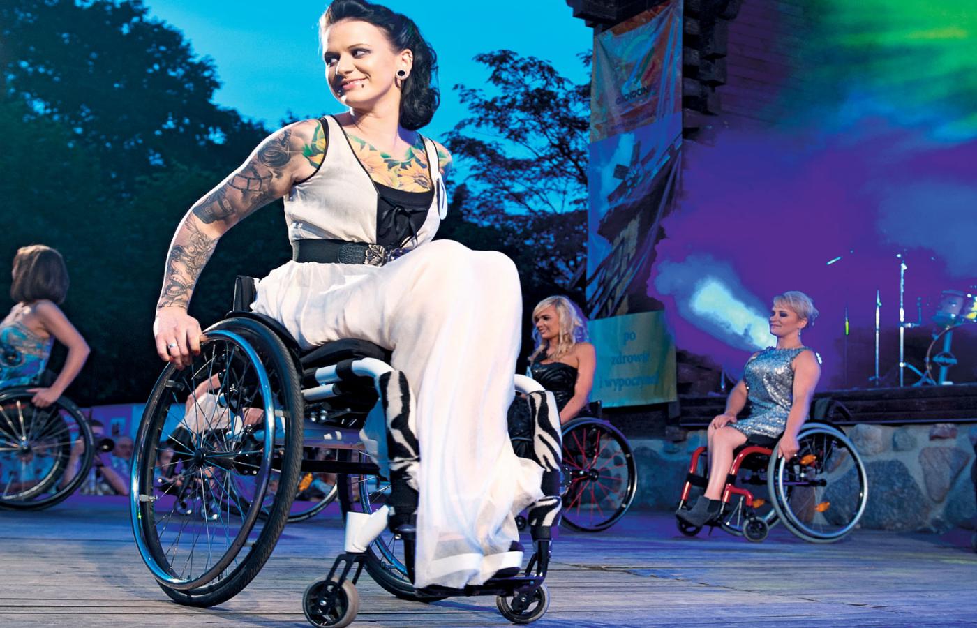 Izabela Sopalska, modelka z tatuażami poruszająca się na wózku.