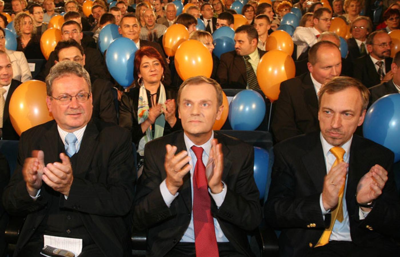 Donald Tusk i członkowie PO podczas spotkania w Opolu przed wyborami 2007 roku