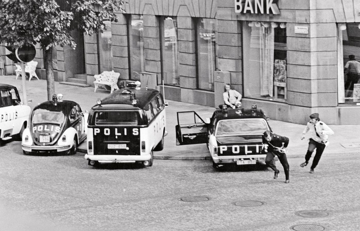 Radiowozy przed okupowanym przez porywaczy bankiem.