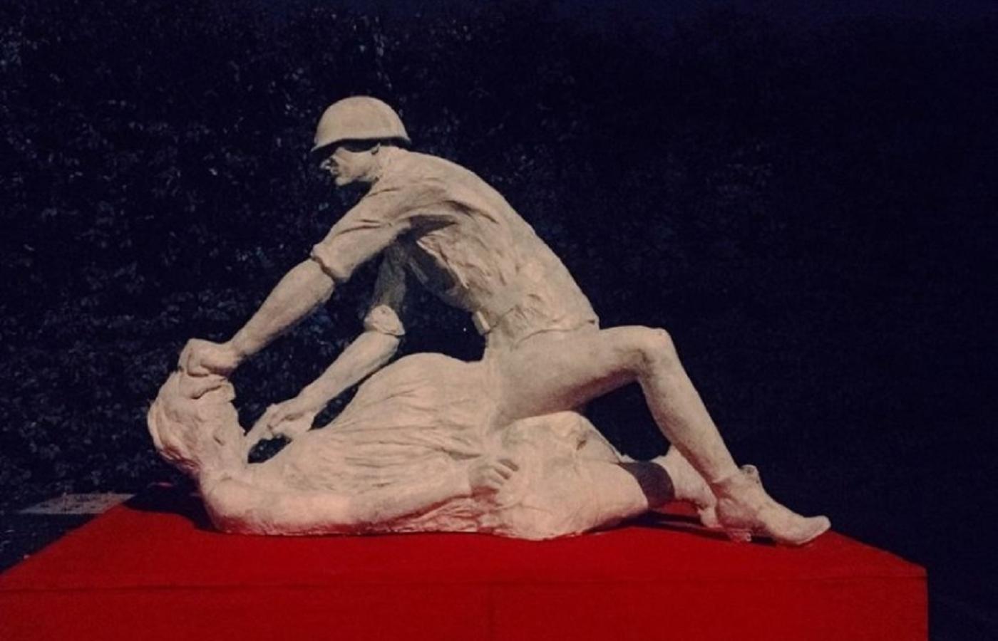 Pomnik kobiety gwałconej przez żołnierza Armii Czerwonej, autorstwa studenta V roku gdańskiej ASP Jerzego Bohdana Szumczyka.
