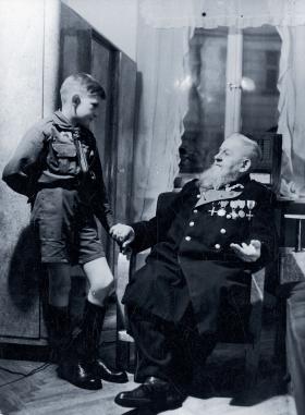 Mamert Wandalli, weteran powstania styczniowego, rozmawia z harcerzem, lata 30.