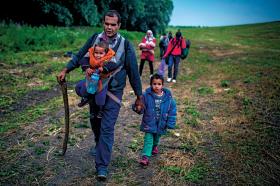 Serbia – grupa uciekinierów z Syrii w drodze ku granicy węgierskiej.