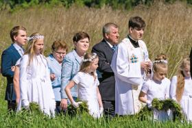 Beata Szydło z mężem Edwardem podczas procesji w Przecieszynie przed mszą prymicyjną syna Tymoteusza, maj 2017 r.