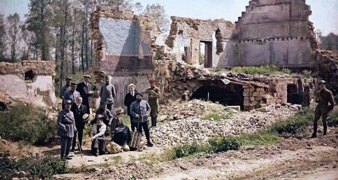 Francuska trupa teatralna na froncie, Vauxrezis, Francja, 1917 r., oryginalna fotografia kolorowa.