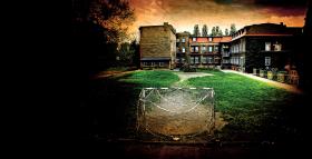 Surowy budynek miał kształt litery C. Pierwszy tydzień widywali się z Przemkiem tylko w wychodzących na siebie oknach.