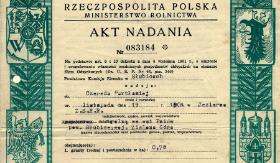 Akt nadania działki rolnej według przepisów dekretu z 1951 r. „o ochronie i uregulowaniu własności osadniczych gospodarstw chłopskich na obszarze Ziem Odzyskanych”.