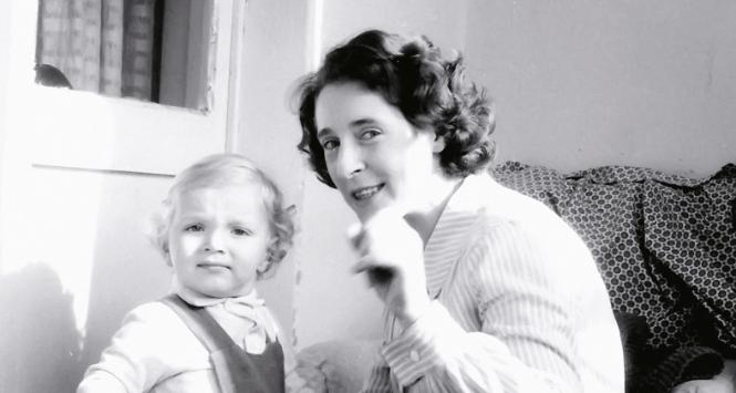 Dwuletni Jarosław Kurski z mamą Anną w mieszkaniu przy ul. Szkarłatnych Dębów w Gdańsku, 1965 r.