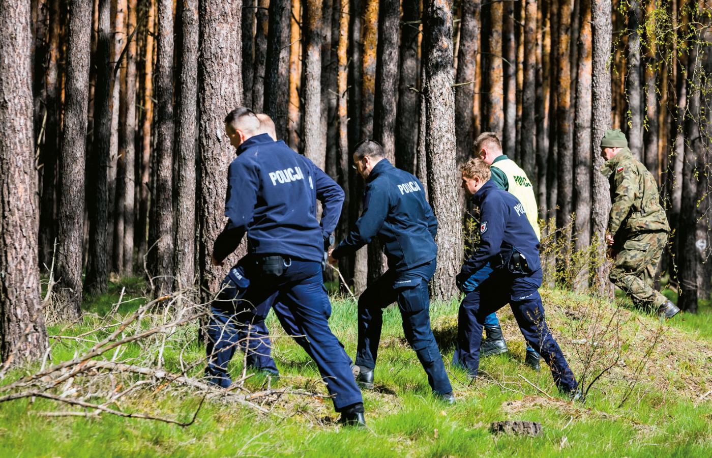 Policjanci i wojskowi przeszukujący las pod Bydgoszczą