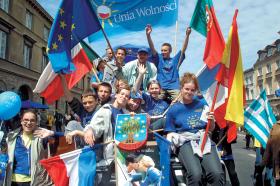 Rok 2003. Tylko w referendum w sprawie przystąpienia do Unii Europejskiej uczestniczyło ponad 50 proc. uprawnionych.