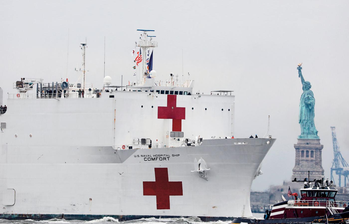 Okręt-szpital marynarki wojennej USA wchodzi do portu na Manhattanie. Wspomaga przeciążone z powodu epidemii nowojorskie szpitale.