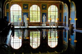 Powyżej: zamek magnata w San Simeon. Pomieszanie autentyku, imitacji i kipiącej fantazji