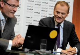 Donald Tusk podczas czatu internetowego w siedzibie Onet.pl.