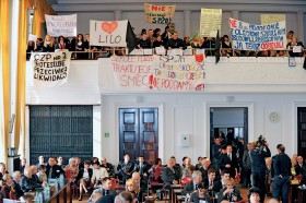 Protest nauczycieli, młodzieży i rodziców przeciwko likwidacji szkół w Łodzi.
