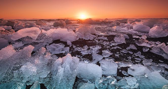 Kryzys klimatyczny nasila się i wymaga szybkich działań. Tymczasem w bogatych demokracjach rośnie opór.
