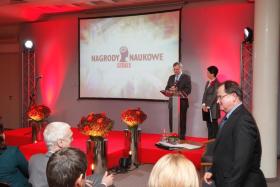 Gala, na scenie red. nacz. 'Polityki', Jerzy Baczyński oraz Ewa Wilk