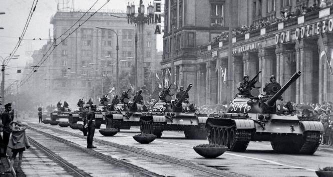 Czołgi T-55 na defiladzie wojskowej z okazji Święta Odrodzenia Polski, ul. Marszałkowska w Warszawie, 22 lipca 1969 r.
