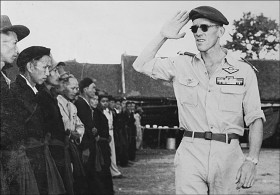 Jednym z wielu francuskich doradców był Jean Sassi. Tu jako kapitan, podczas przeglądu oddziału Hmongów. W charakterystycznych czarnych strojach lub zwykłych mundurach zawsze przepasani czerwoną szarfą. Laos, 1954.