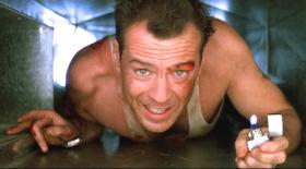 „Szklana pułapka”, reż. John McTiernan, 1988 r. Bezapelacyjnie najlepszy film świąteczny w historii. Choinka? Jest. Świąteczna impreza? Jest. Ktoś mówi: „Ho. Ho. Ho”? Mówi. Do tego jednak mamy Johna McClane’a, czyli jednego z najtwardszych, a zarazem najzabawniejszych bohaterów kina akcji, a także Alana Rickmana w swojej pierwszej filmowej roli, w której od razu wykreował czarny charakter niemalże na miarę Dartha Vadera. Jest taka scena w kultowym serialu „Przyjaciele”, gdzie Ross, Chandler i Joey oglądają właśnie „Szklaną pułapkę”, a gdy film się kończy… decydują się ponownie go obejrzeć. Prawidłowe podejście.