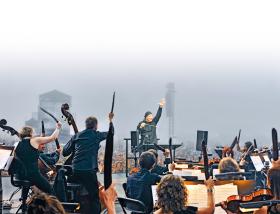 Marek Moś z orkiestrą AUKSO podczas ubiegłorocznego Openera.