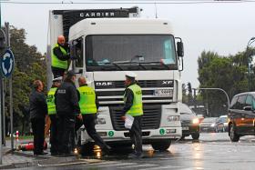 Policjanci chcieli holować 17-tonową ciężarówkę pana Kulpy z ronda na pobocze. Jednak ostrzegł, że ma przy sobie butlę gazową.
