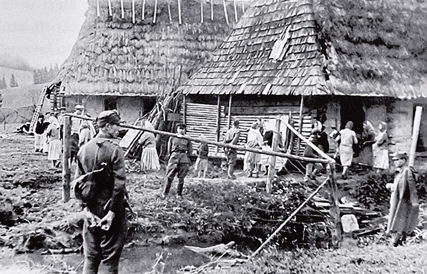 Żołnierze nadzorujący wysiedlanie wsi w Bieszczadach w 1947 r. O przymusowym przesiedlaniu Ukraińców w akcji „Wisła” autor podręcznika milczy.