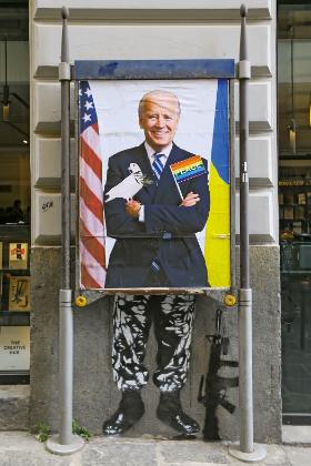 Biden jako pół podżegacz do wojny, pół pacyfista – instalacja włoskiego artysty Eduardo Castaldo.