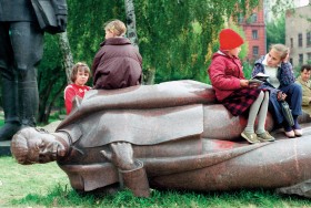 Wciąż nie brakuje Rosjan, dla których taka scenka to obraza Stalina – Ojca Narodów (moskiewski park, lata 90.).
