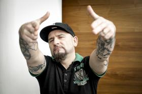 Liroy na polskiej scenie rapowej działa od niemal 30 lat, a jego korzenie sięgają kieleckich blokowisk.