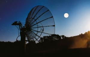 EME stwarza bardzo duże wyzwania sprzętowe. Ważne jest m.in. płynne i precyzyjne naprowadzanie anteny na Księżyc, aby ta ciągle oświetlała jego tarczę w całości.