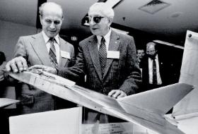 Janusz Żurakowski (z lewej) z byłym pilotem doświadczalnym Władysławem Potockim oglądają model samolotu pościgowego Avro CF-105 Arrow w marcu 1988 r.; 30 lat wcześniej Żurakowski oblatał tę maszynę.